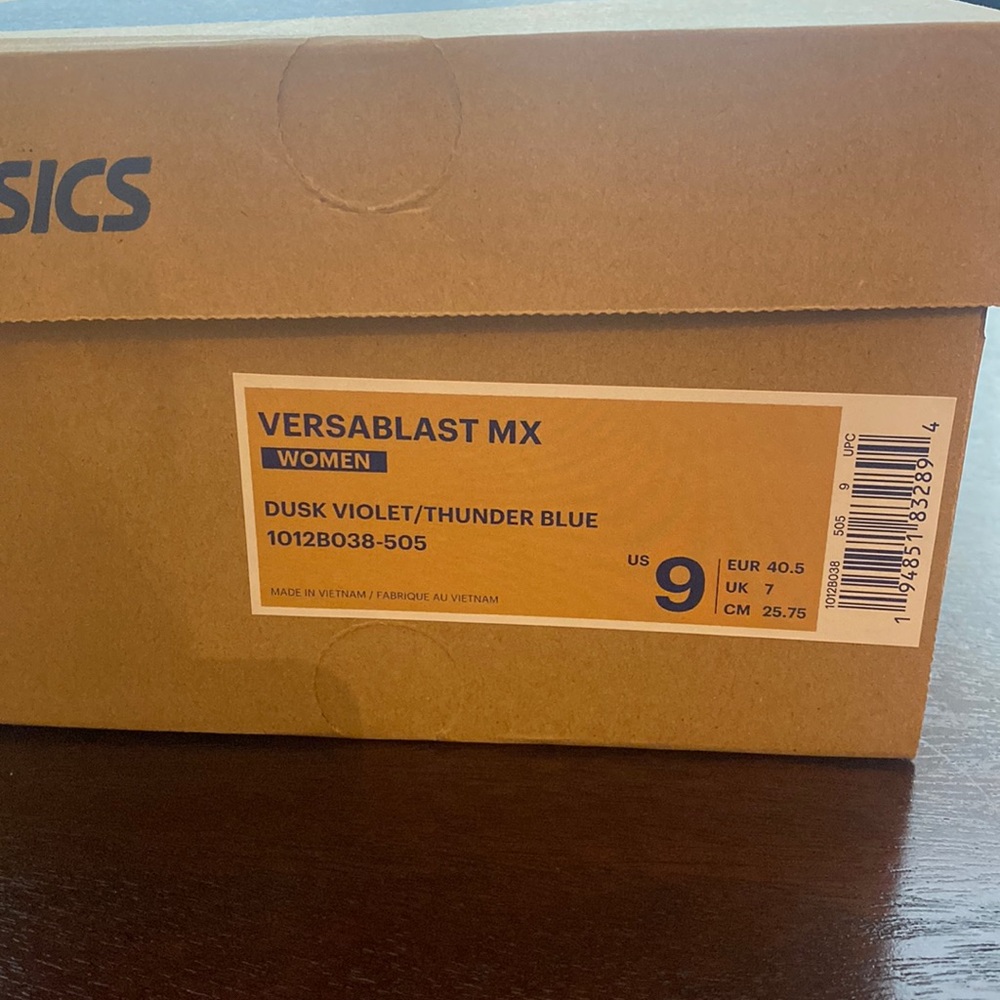 ASICS versablast MX size 9 NIB